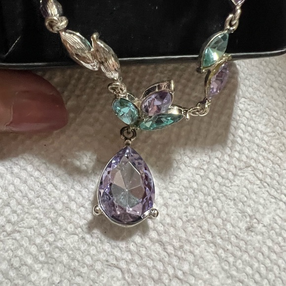 Avon SAQ vintage beautiful set of earring and necklace new in original box - Picture 3 of 5